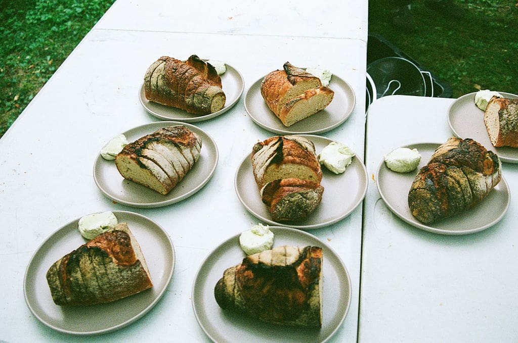 Backyard-style wedding celebration with family at Un Momento Bromont