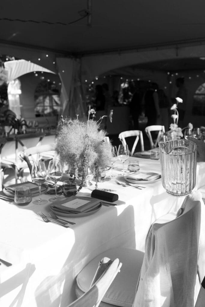 Backyard-style wedding celebration with family at Un Momento Bromont
