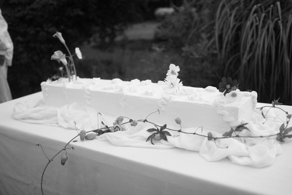 Backyard-style wedding celebration with family at Un Momento Bromont